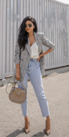 A Woman In West Coast Style Light Wash Straight Leg Jeans