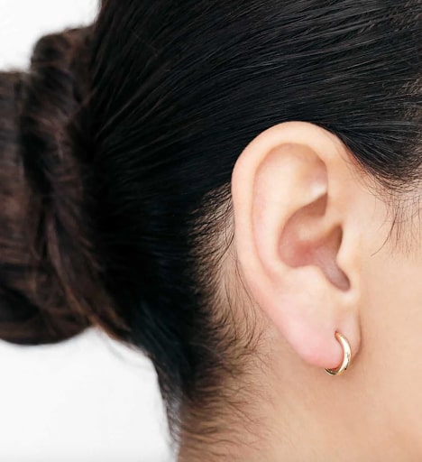 Jenna Fischer Thread Micro Huggies Earrings To Look Older For work