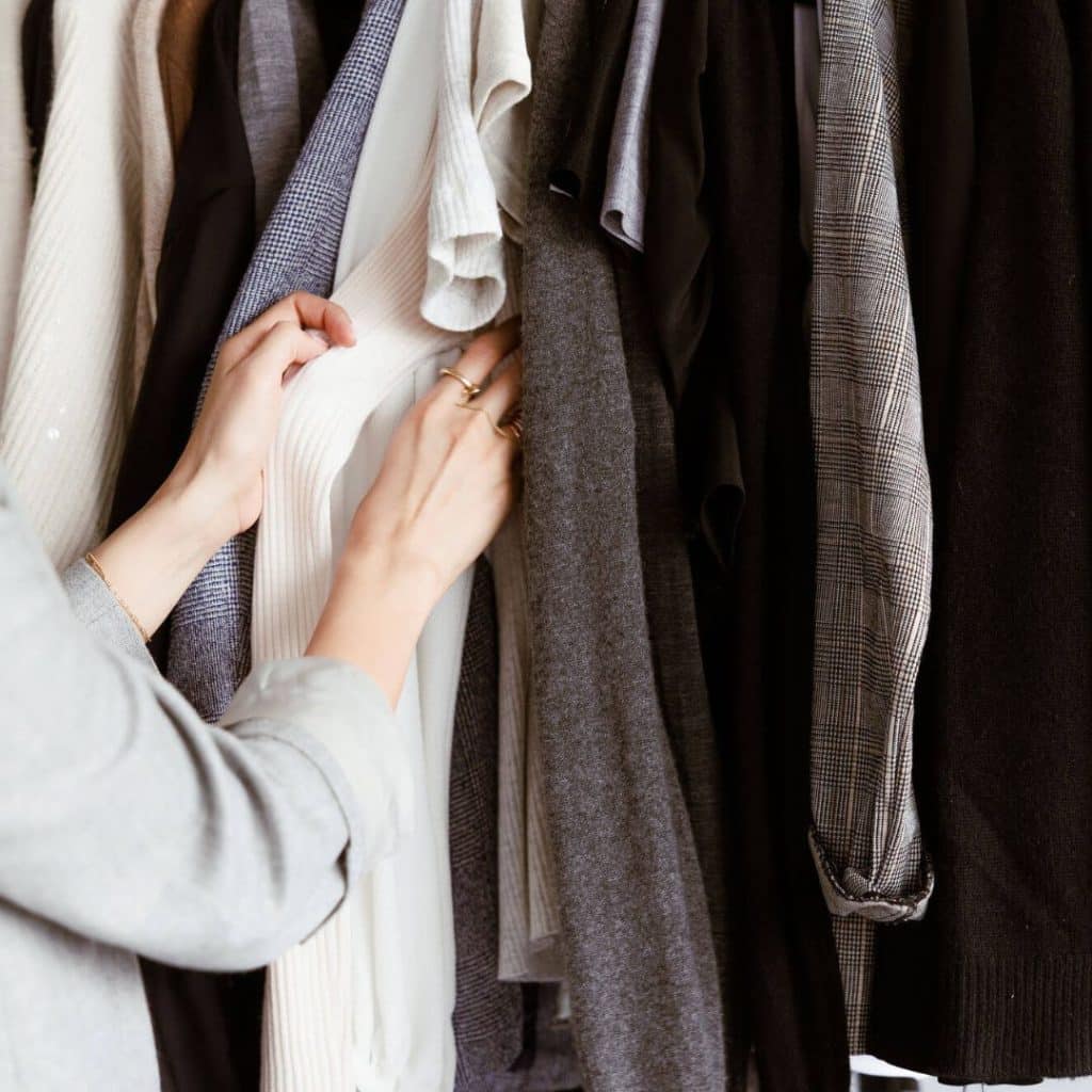 4 Essentials for Women’s Wardrobes When Transitioning from Cold to Warm Weather